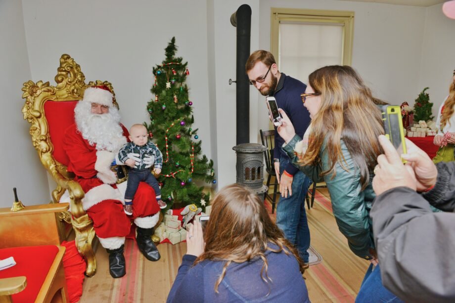 Where to Take Pictures with Santa in NYC 2025